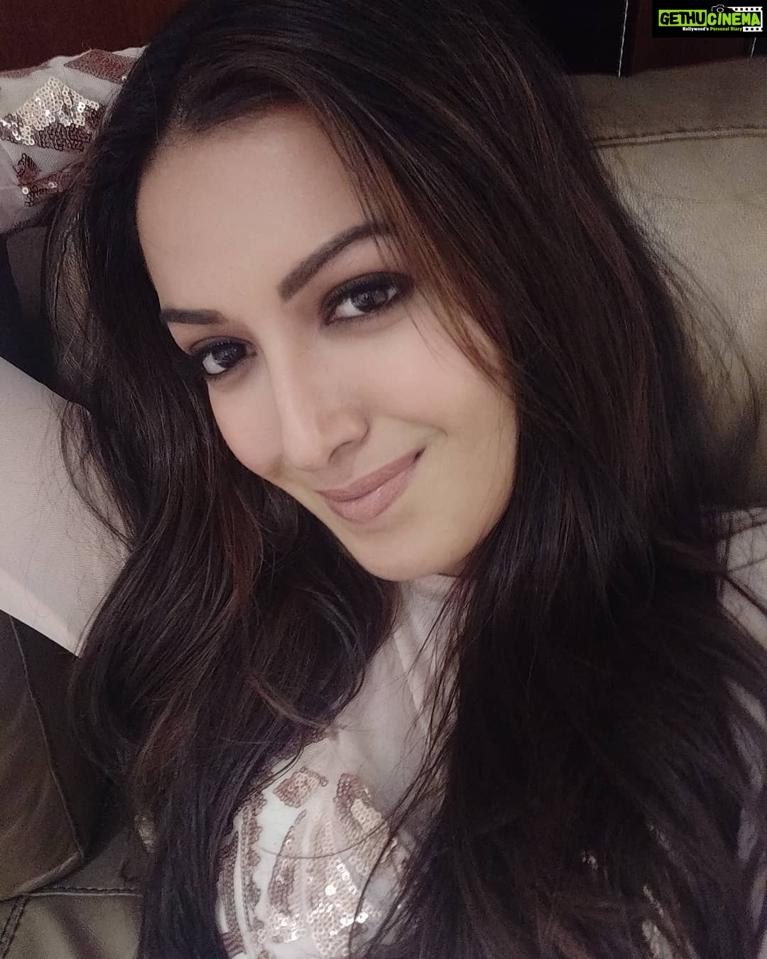 Catherine Tresa Instagram - When your phone is your buddy and you're restless in between shots🥺🥺😳😛. What's up lovelies??