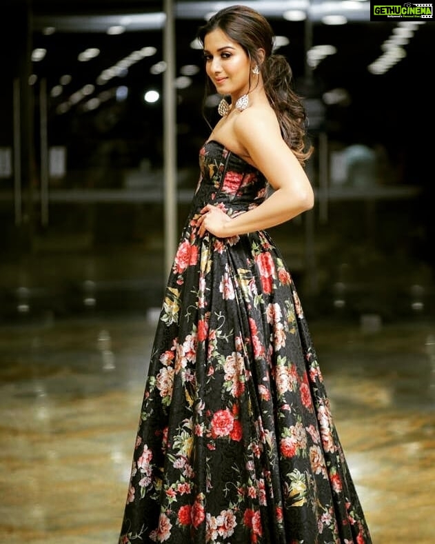 Catherine Tresa Instagram - Filmfare awards tonight!! @neeturohra_india @archamehta @sandysartistry @minerali_store. Thank you guys 😘 Pics courtesy @chinthuu1132 Have a great weekend everyone!😘😘