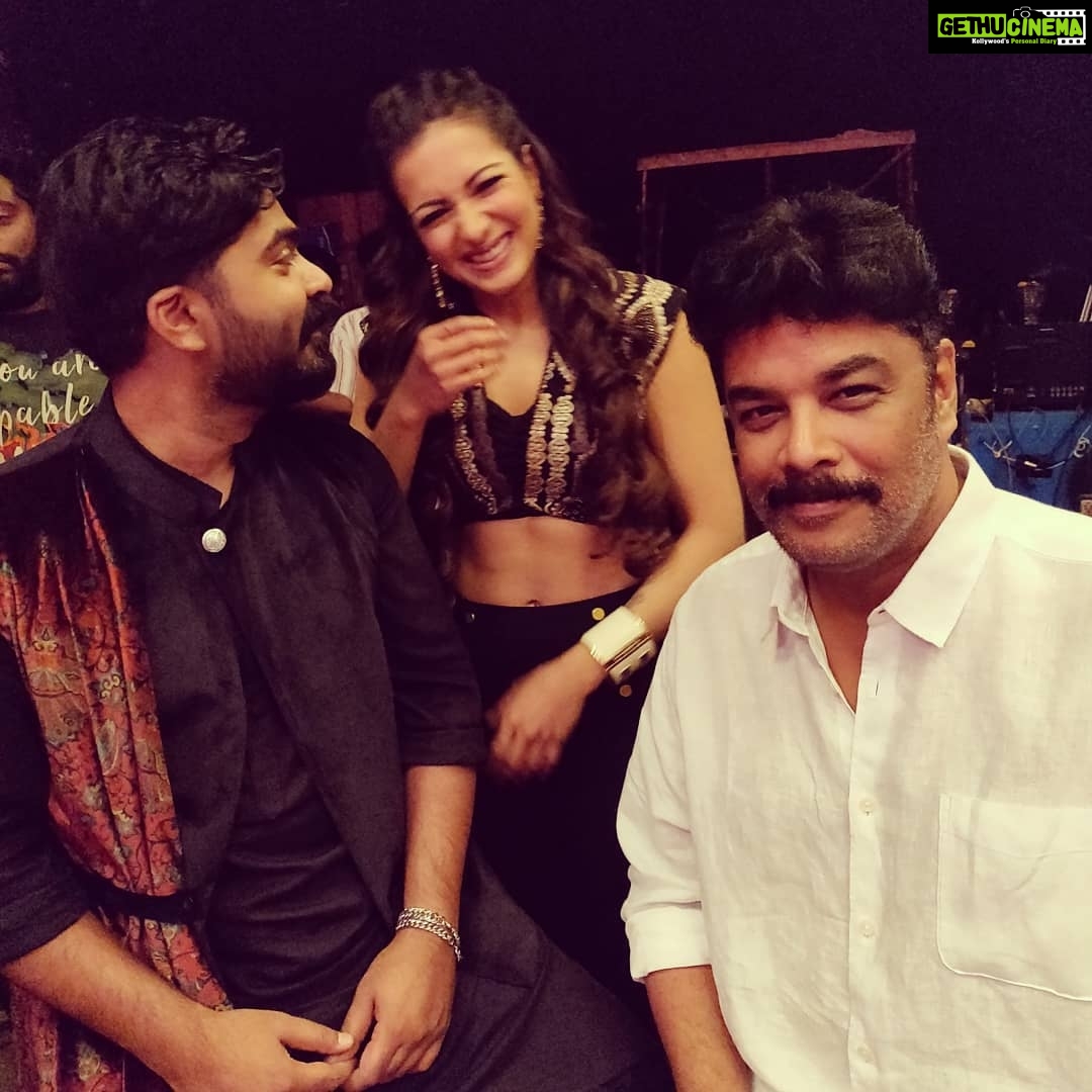 Catherine Tresa Instagram - Our proud faces this evening on having wrapped up the film😎😎 #vantharajavathaanvaruven