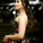 Catherine Tresa Instagram - Filmfare awards tonight!! @neeturohra_india @archamehta @sandysartistry @minerali_store. Thank you guys 😘 Pics courtesy @chinthuu1132 Have a great weekend everyone!😘😘
