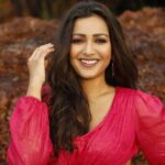 Catherine Tresa Instagram – Holiday cheer = Big fat smile 😁❤️.

#christmasisalmosthere #keepthatsmileon
#holidaycheer #nomidweekblues