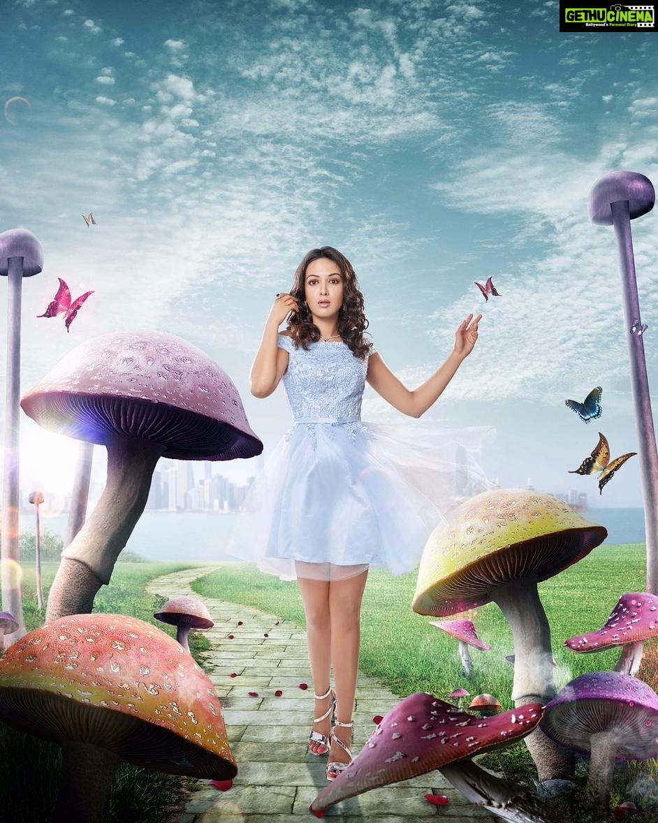 Catherine Tresa Instagram - Me playing Alice in Wonderland 😄😄 for @karthiksrinivasan007 2018 calendar Once Upon A Time.