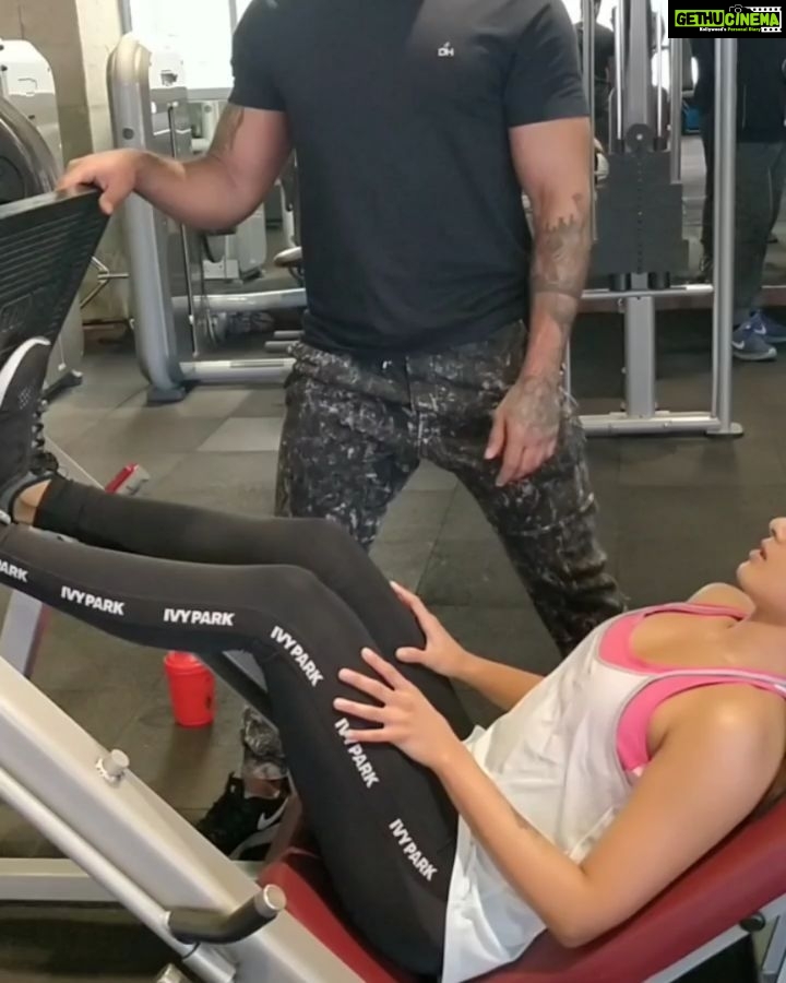 Catherine Tresa Instagram - Love the hangover of a good leg day😁😁. What are you guys upto? Happy holidays every one!! @i_am_praneethraj