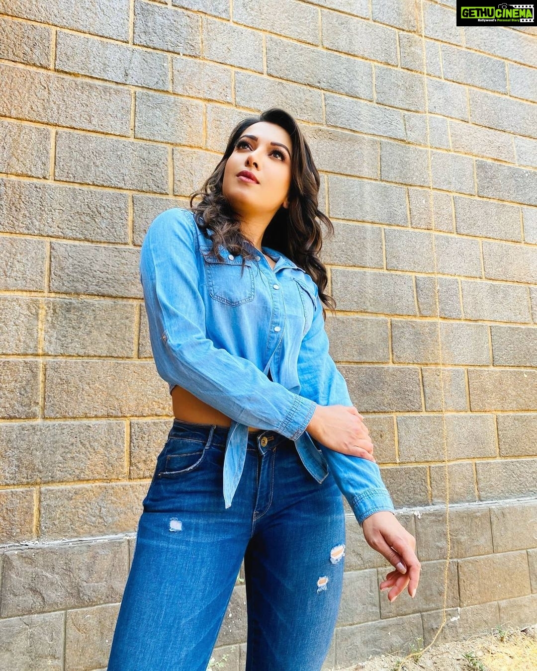 Catherine Tresa - 158.8K Likes - Fifty shades of poker face 😐😐.
#happinessisloveandbluejeans #casualthursdays
#beyou #love