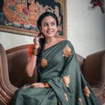 Chandini Tamilarasan Instagram – When in doubt , wear a saree ❤️

This lovely ethnic saree is from @meenus_collections .. Do check her page I’m sure you guys would love her collection ..#rettairoja #chandinitamilarasan #zeetamil