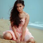 Chandini Tamilarasan Instagram - Beach love 😍😍 📸 - @pixels_by_rahul_ Mua - @makeoverbynithya Hairstylist - @gaya3makeoverartistry Styling - @navadevi.rajkumar
