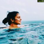 Chandini Tamilarasan Instagram - “As endless as the ocean , As timeless as the tides” #beachholiday #serene #infinitypool #getaway