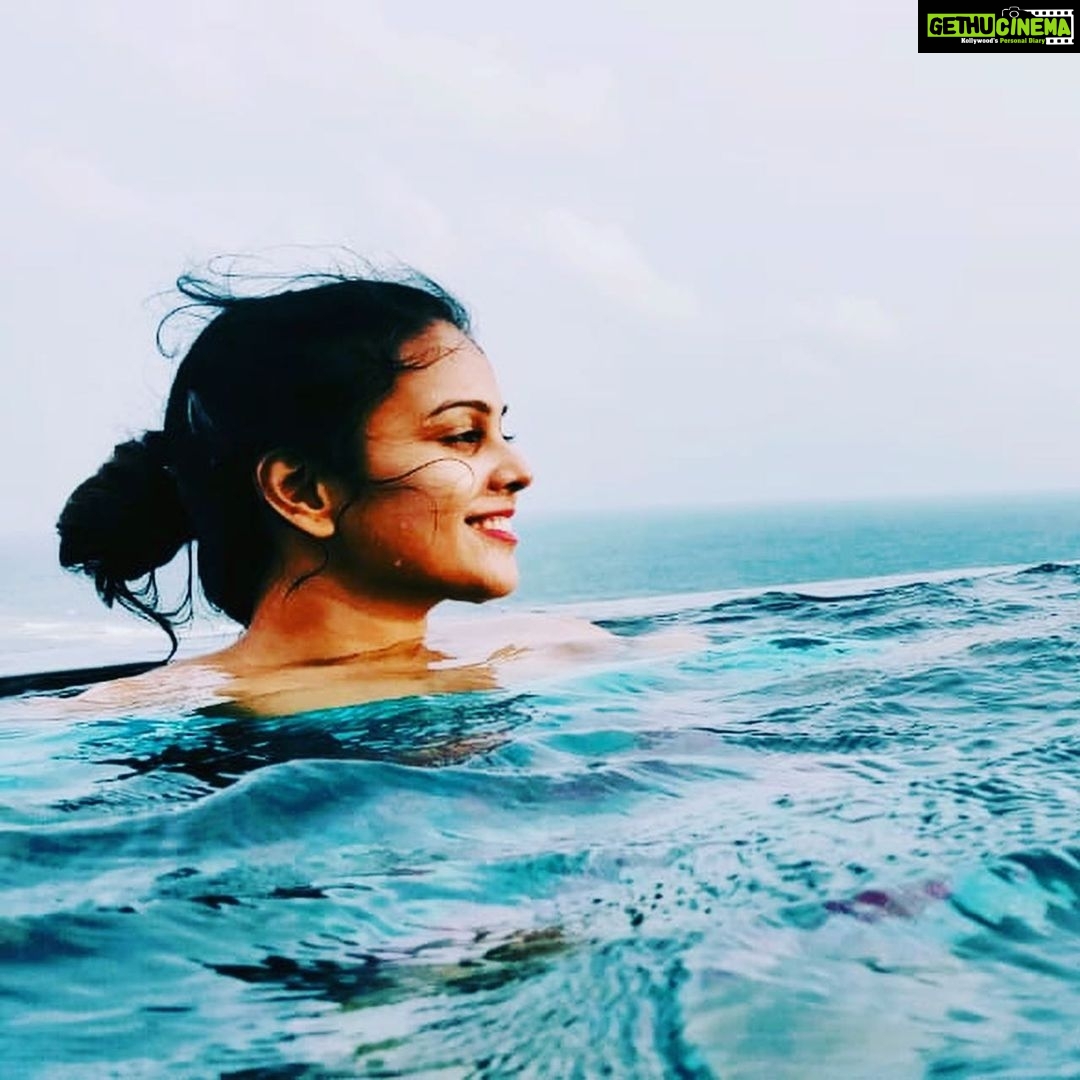 Chandini Tamilarasan Instagram - “As endless as the ocean , As timeless as the tides” #beachholiday #serene #infinitypool #getaway