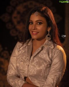 Chandini Tamilarasan Instagram - Don’t let yesterday take up too much of today 🤗🤗

Photography: @zoomin_momentz
muah:@kowshi_mua
Designer:@ishaxclusive
Jewellery: @aviraabridaljewels 
styling:@shreshta_iyer
Retouch:@poseidon11__