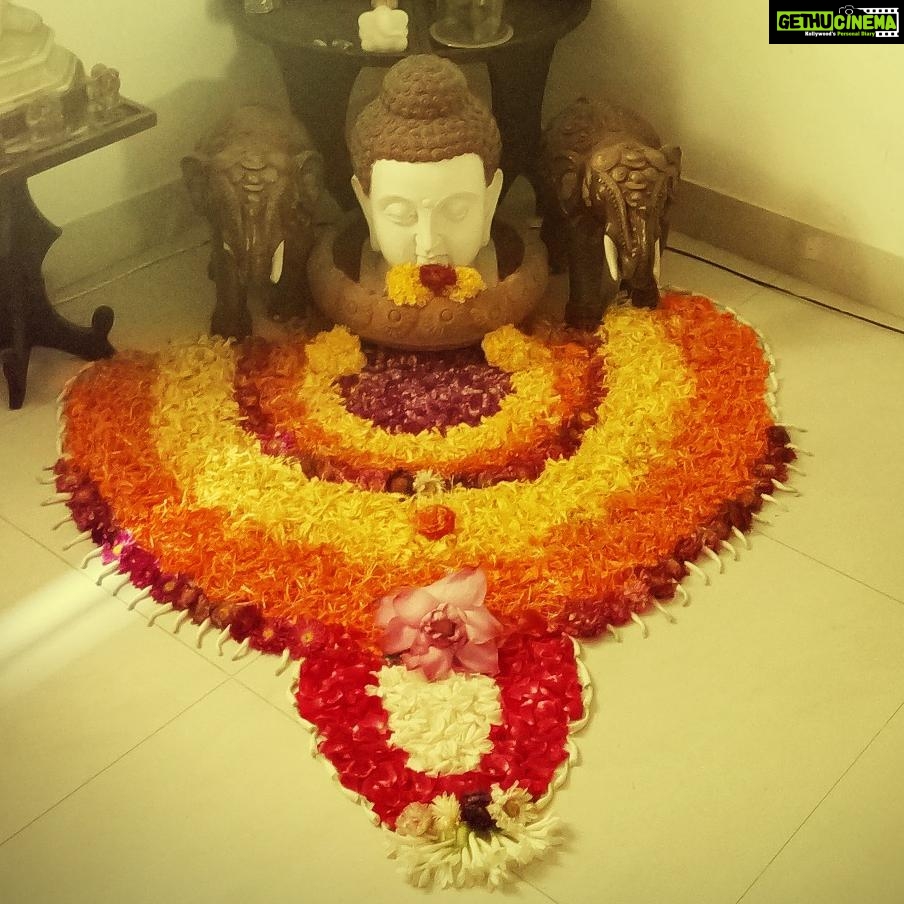 Chandra Lakshman Instagram - Ponnonam aashamsakal!! Our pookkalam at home❤️ #onam #2017 #pookkalam #homesweethome #sadhya #payasam 😍 #goodvibes #wishesandlove #prosperity Tiruvanmiyur, Tamil Nadu, India