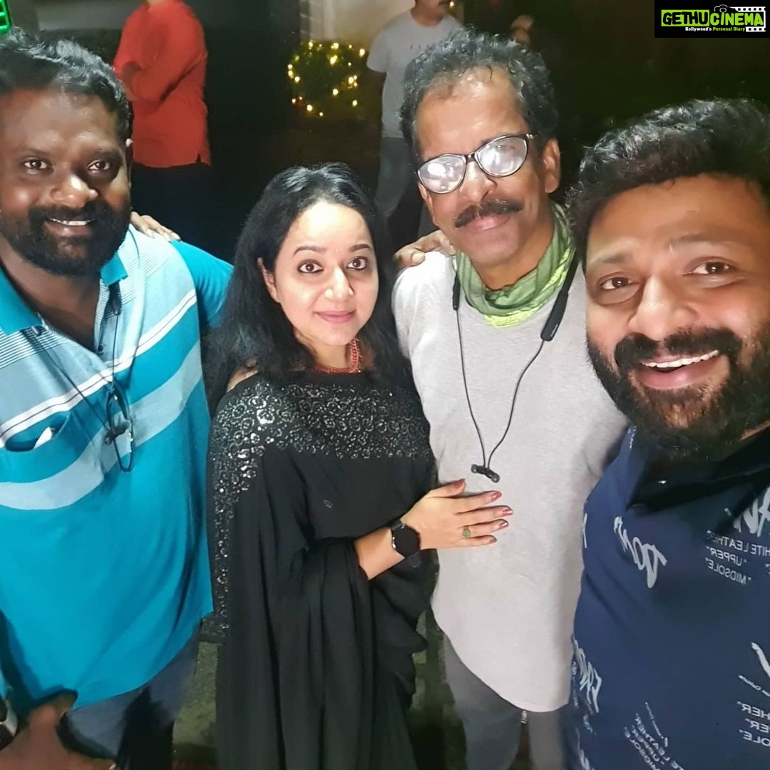 Chandra Lakshman Instagram - A year full of happiness, friendship, perseverance, faith and love.. We hit 200 episodes yesterday and we are so thankful to all you lovely people for your love and constant support ππ #swanthamsujata @anzarkhandirector @pushpandivakaran @swathikaa.__ @tosh.christy @kishor.satya @manaved.__ @anunairofficial @puthenpurayil777 @suryatv @ajithvrindavanam @gireesh1972 @kollappallyjoshy @muruganpanachamoodu @swanthamsujathaofficial