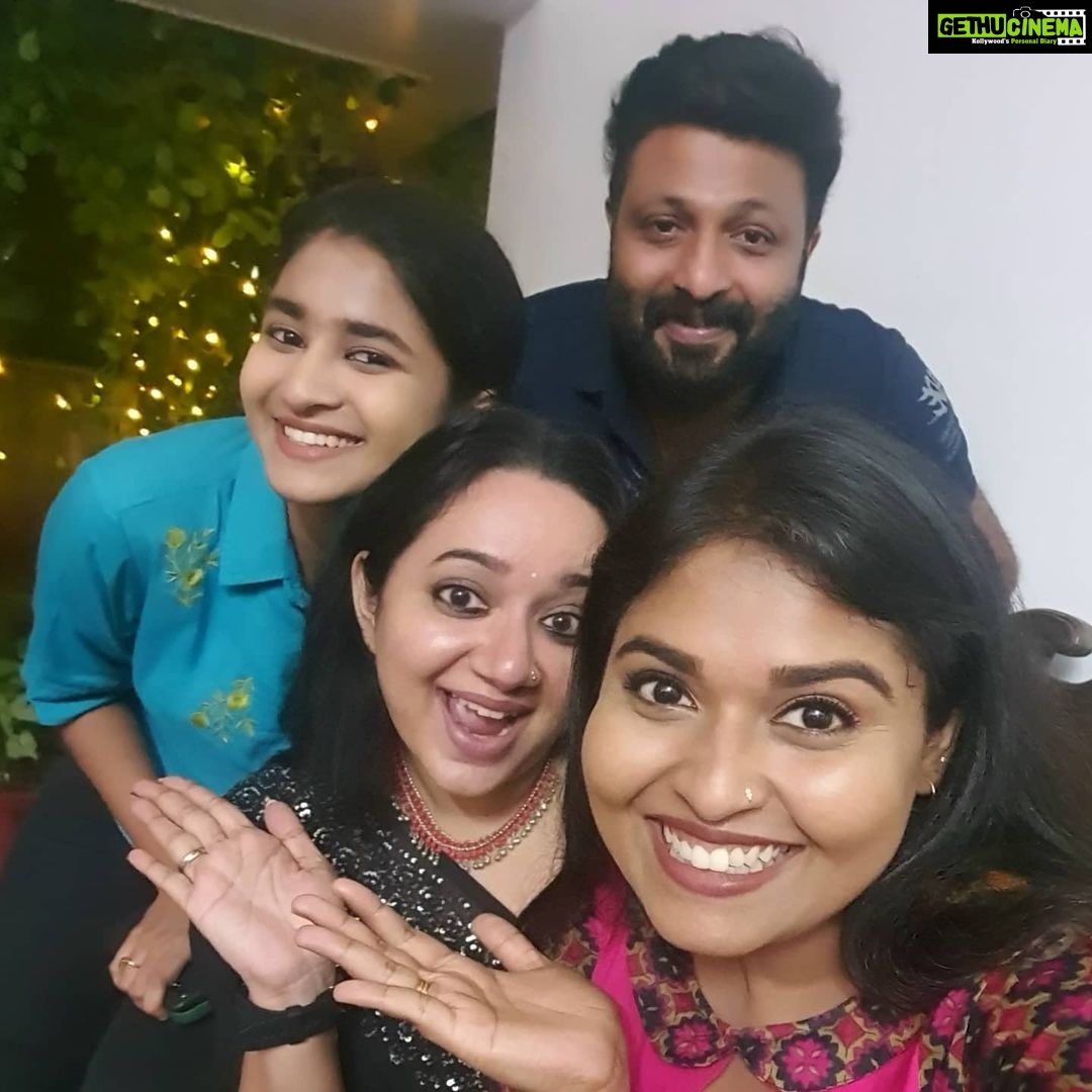 Chandra Lakshman Instagram - A year full of happiness, friendship, perseverance, faith and love.. We hit 200 episodes yesterday and we are so thankful to all you lovely people for your love and constant support ππ #swanthamsujata @anzarkhandirector @pushpandivakaran @swathikaa.__ @tosh.christy @kishor.satya @manaved.__ @anunairofficial @puthenpurayil777 @suryatv @ajithvrindavanam @gireesh1972 @kollappallyjoshy @muruganpanachamoodu @swanthamsujathaofficial