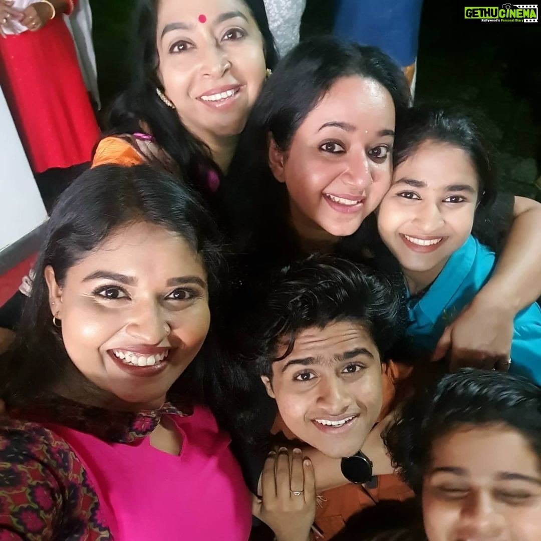 Chandra Lakshman Instagram - A year full of happiness, friendship, perseverance, faith and love.. We hit 200 episodes yesterday and we are so thankful to all you lovely people for your love and constant support ππ #swanthamsujata @anzarkhandirector @pushpandivakaran @swathikaa.__ @tosh.christy @kishor.satya @manaved.__ @anunairofficial @puthenpurayil777 @suryatv @ajithvrindavanam @gireesh1972 @kollappallyjoshy @muruganpanachamoodu @swanthamsujathaofficial