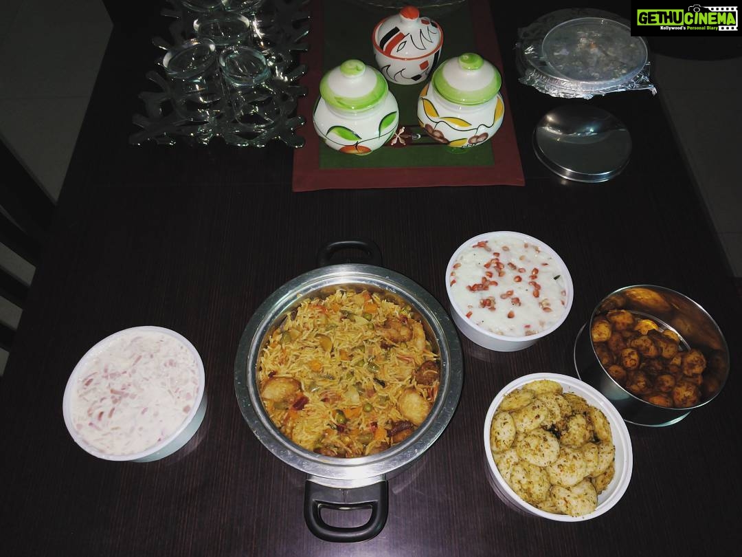 Chandra Lakshman Instagram - Okay!So am not practising this 100 days of happiness n all that..but offlate am experiencing a lot of happiness around me..or is it that it was always there and I am noticing them only now?😬 OK whatever🤓 Now today a dear friend says she wud cook lunch for us and sends us a yummy spread..@maggie_kupps love you😍 You are an awesome cook and more than that all the dishes did have that major ingredient-love..Mani 😍 And this definitely is #Happiness