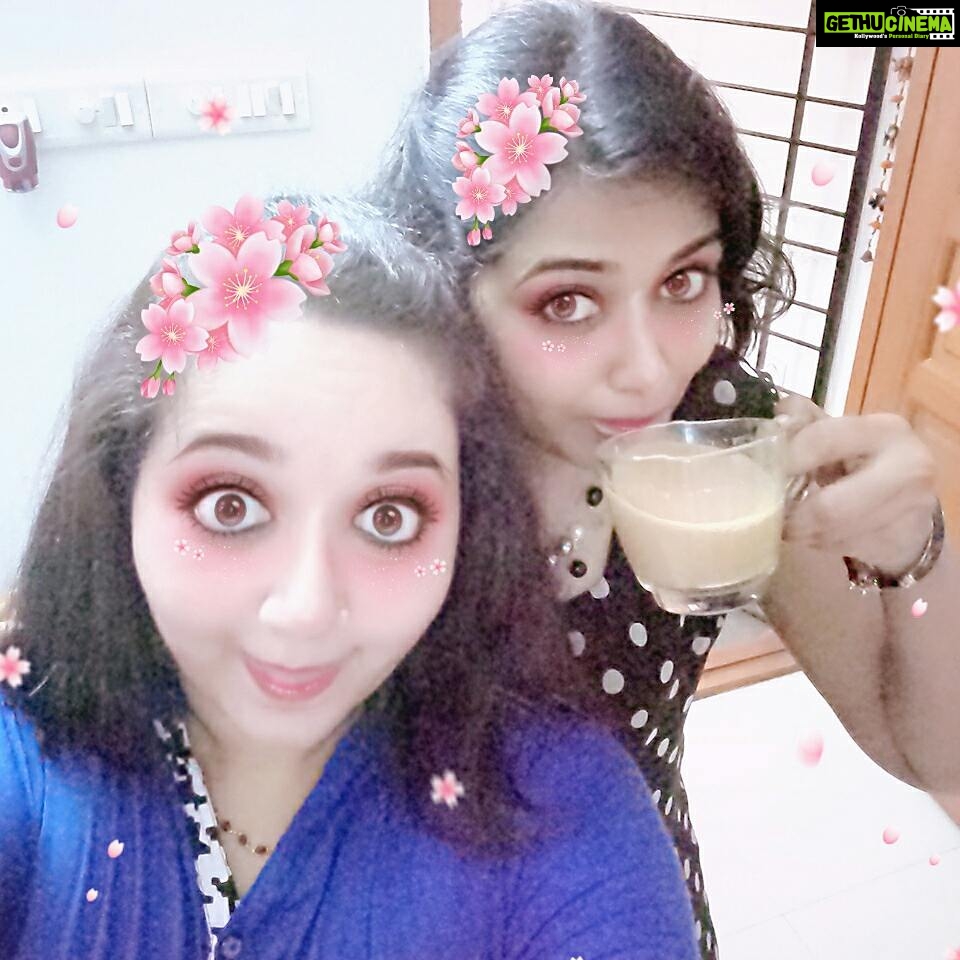 Chandra Lakshman Instagram - #Happiness #sweetiepie #sisters #selfies #mom'slunch #clicksbydad #prayersatchurch #shopping #chatting #chatting and #chatting 😍😍