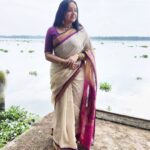 Chandra Lakshman Instagram - Cochin - the beauty 🤍🤍 #moongirl #lifeisbeautiful #blessed #love #sareelove #kanchivaram #swanthamsujata #suryatv #actor #tamilactress #malayalamactress #teluguactress #films #television Kochi, India
