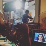 Chandra Lakshman Instagram - 🎬Moments between ACTION and CUT🎬 @anzarkhandirector pic:@tosh.christy #moongirl #shootmode #swanthamsujata #suryatv #womenempowerment #malayalam #series #actor #tamilactress #malayalamactress #teluguactress #films #television
