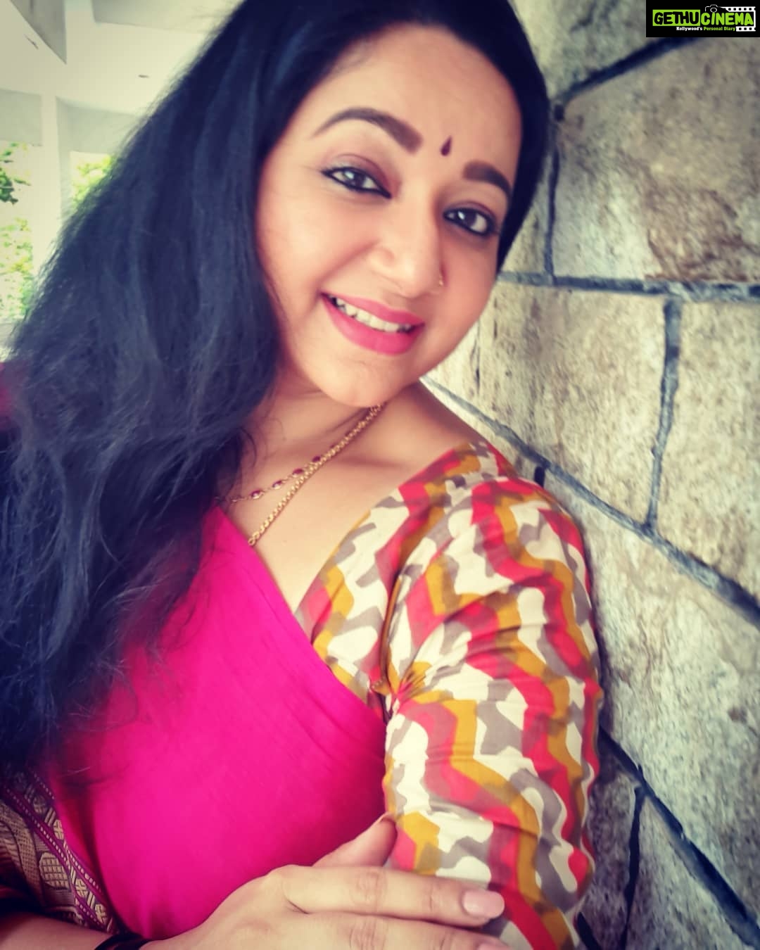 Chandra Lakshman Instagram - #sareelove #picoftheday #beingsujata #shootmode #swanthamsujata #suryatv Kochi, India