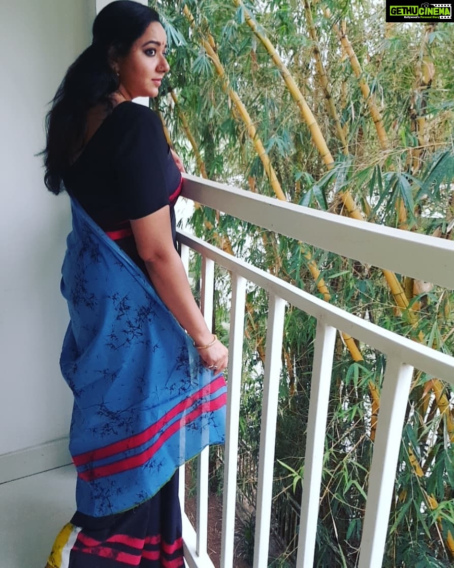 Chandra Lakshman Instagram - Life isn't perfect.. But my saree draping can be..π Thanks @dfashion_sarees for this super soft mulmul cotton saree.. Loving it! π #moongirl #sareelove #picoftheday #collaboration #swanthamsujata #suryatv #womenempowerment Kochi, India