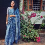 Chandra Lakshman Instagram - Sujata draped in Indigo from @dkelitebnb. A super comfortable,pretty and calming indigo saree.. Follow @dkelitebnb for pretty collections.. 🤎 #moongirl #sareelove #potd #collaboration #swanthamsujata #suryatv #womenempowerment #malayalam #series #actor #tamilactress #malayalamactress #teluguactress #films #television Kochi, India