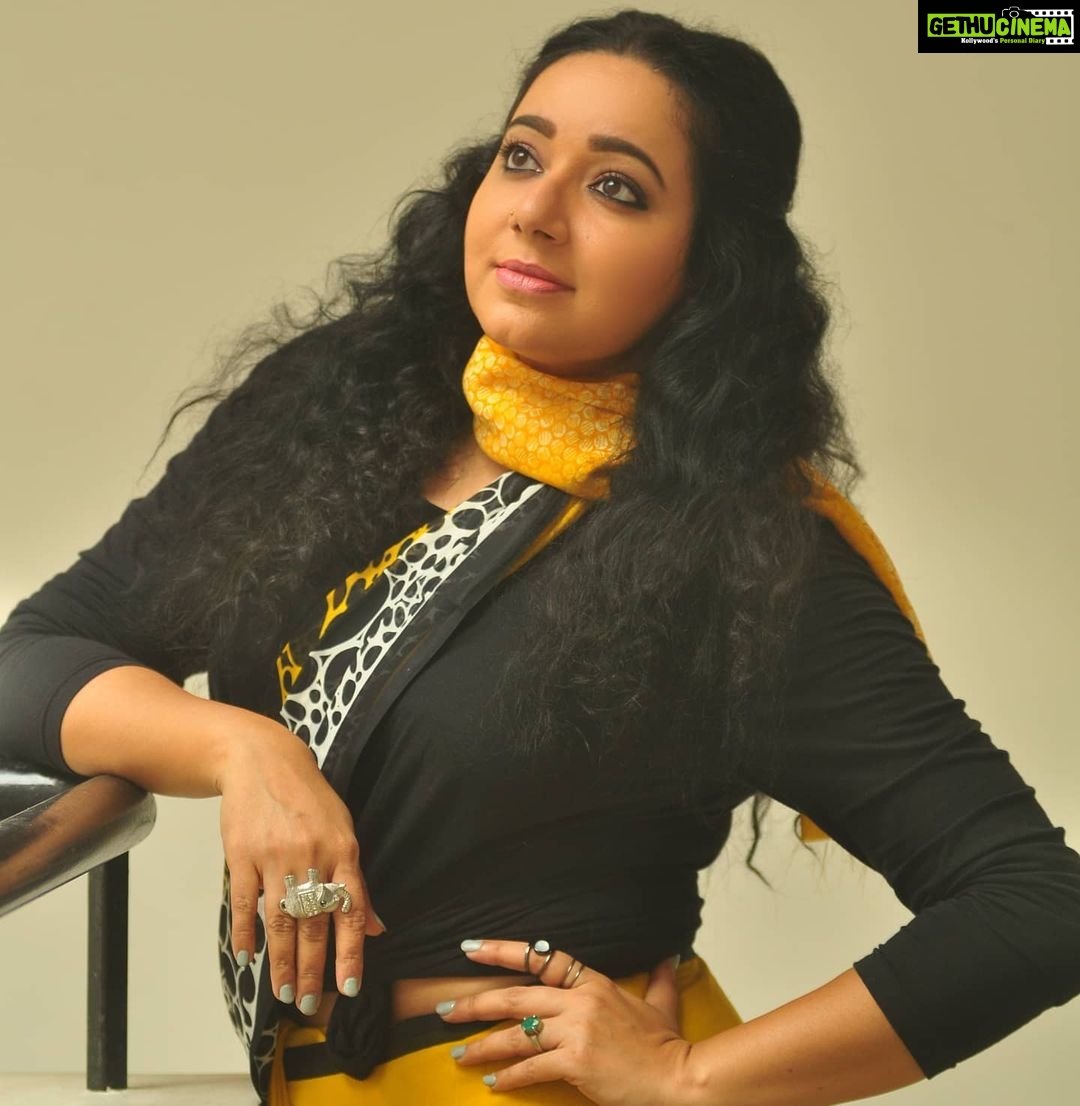 Chandra Lakshman Instagram - LIVING A GOOD STORY π πΈ@bibin.xavier.parappuram Styling:Shemi #moongirl #photoshoot #hairandmakeup #sareelove #collaboration #actor #tamilactress #malayalamactress #teluguactress #films #television Kochi, India