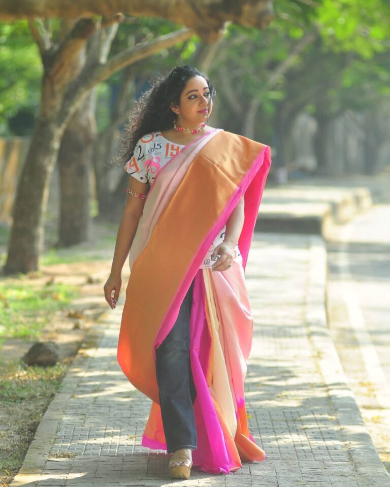 Chandra Lakshman Instagram - 📸@bibin.xavier.parappuram 🥻@fashionway_4u Styling:Shemi #moongirl #photoshoot #hairandmakeup #sareelove #collaboration #actor #tamilactress #malayalamactress #teluguactress #films #television Kakkanad, India