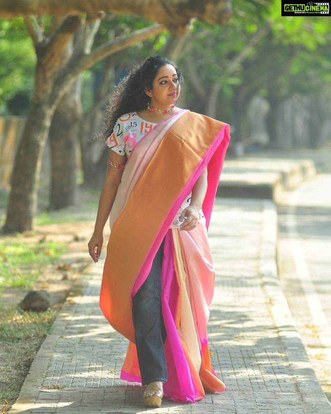 Chandra Lakshman Instagram - 📸@bibin.xavier.parappuram 🥻@fashionway_4u Styling:Shemi #moongirl #photoshoot #hairandmakeup #sareelove #collaboration #actor #tamilactress #malayalamactress #teluguactress #films #television Kakkanad, India