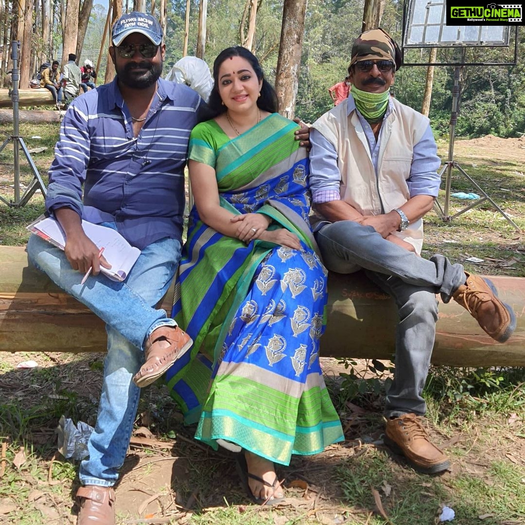 Chandra Lakshman Instagram - With the mentors ππ @anzarkhandirector @pushpandivakaran PC:@kollappallyjoshy #moongirl #blessed #beingsujata #shootmode #director #dop #swanthamsujata #suryatv #womenempowerment #malayalam #series #actor #tamilactress #malayalamactress #teluguactress #films #television Munnar, Kerala, India.