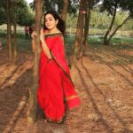 Chandra Lakshman Instagram - In harmony with nature! #moongirl #shootmode #outdoorshoot #actorlife #blessed #potd #sareelove #cottonsarees #favourite #red