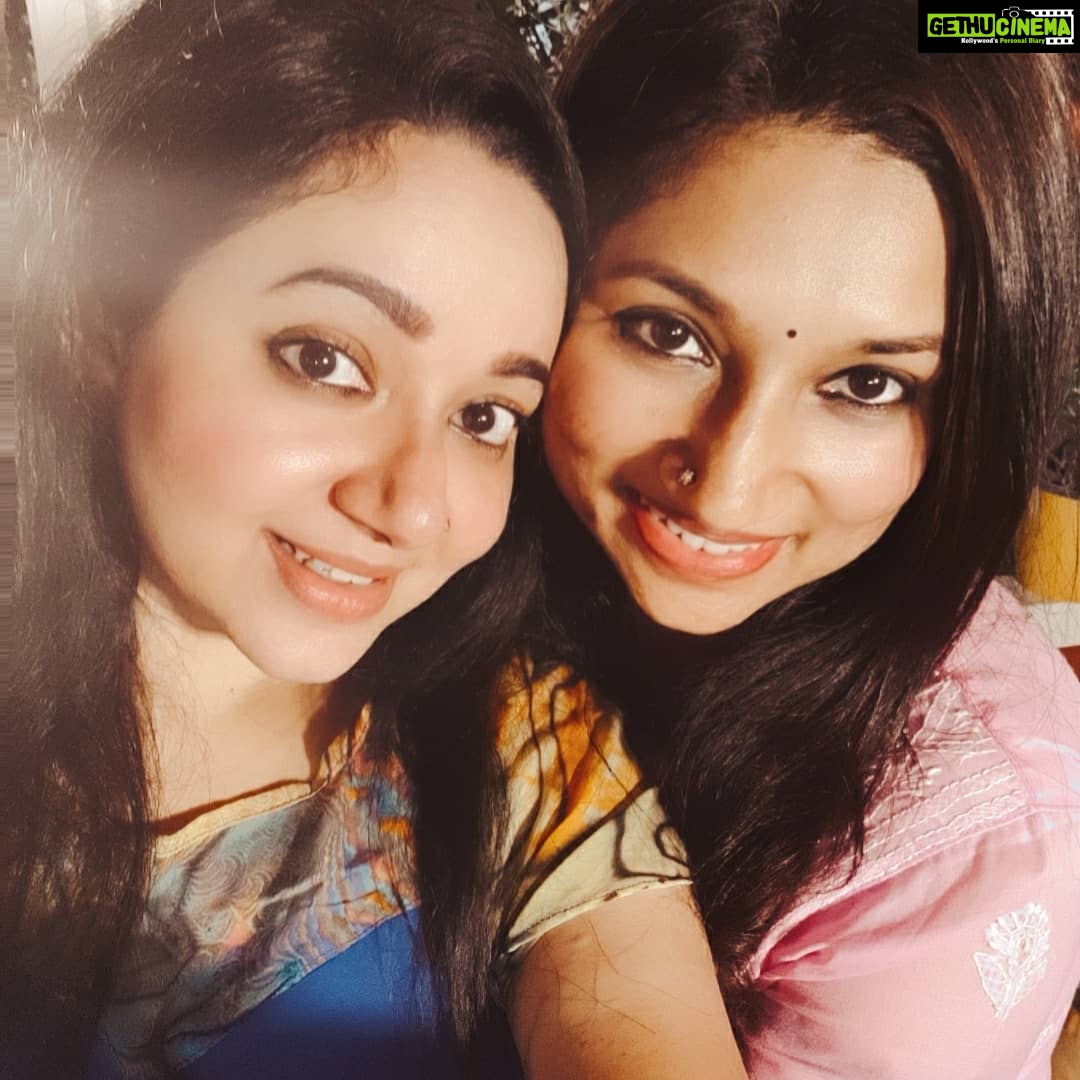 Chandra Lakshman Instagram - #funday with my baalyakaala sakhi @shikhaelizabeth 😘😘😘 #moongirl #memories #chaddibuddies #childhood