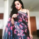 Chandra Lakshman Instagram – 🌸Dreams in florals🌸
Saree courtesy @elegant_boutique_store

#moongirl #lifeisbeautiful #blessed #swanthamsujata #photooftheday #collaboration #sareelove #actor #films #television Kochi, India