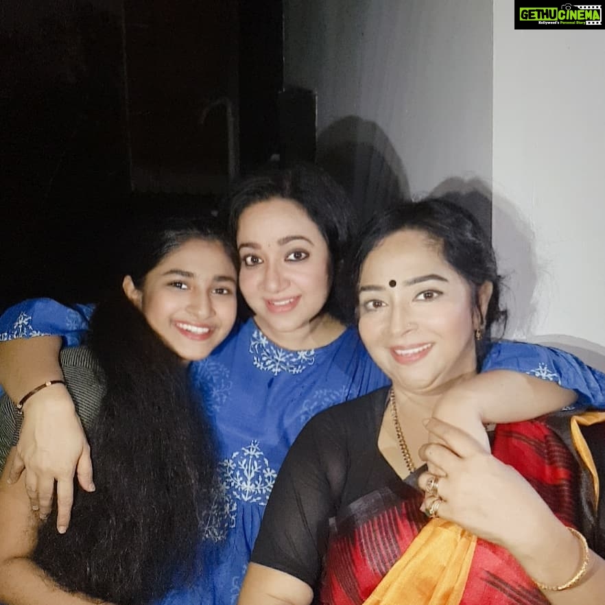 Chandra Lakshman Instagram - Birthday vibes 💖 Missing Amma #chakkulakshman #gingylakshman and home but with an adorable family here at @swanthamsujathaofficial.. Was a beautiful and fun day.. Thanks from the bottom of my heart #swanthamsujata and @suryatv for making my birthday a memorable one🧿@lakshmanmalathy @anzarkhandirector @kishor.satya @muruganpanachamoodu @chandrandevaraj @priamenon @anunair6287 @swathikaa.__ Kochi, India