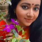 Chandra Lakshman Instagram – Cotton sarees-bright colors-plants around and all I can think of is click pics and post on Instagram 🤷

#moongirl #lifeisbeautiful #blessed #selflove #photography #potd #actor #shootmode #beingsujata #swanthamsujata