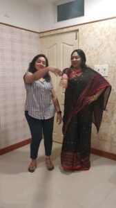 Chandra Lakshman Instagram - Only bloopers..with @priamenon 🤣
#moongirl #funatshoot #justforlaughs