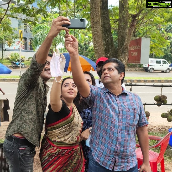 Chandra Lakshman Instagram - Chats,fun and selfies with @jeethu4ever @lintajeethu @kishor.satya @anzarkhandirector.. #moongirl #locationvisit #brandnewseries #swanthamsujata #jeethujoseph #drishyam #suryatv @suryatv Kochi, India