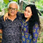 Chandra Lakshman Instagram – The Appa-Ponnu pic💖
PC:@foodiemenon 🥰
Missing Amma @lakshmanmalathy more today😘😘
#moongirl #mydaddymyhero #greatful #instadaily #swanthamsujata