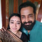 Chandra Lakshman Instagram – Hello!! So ‘that’ question of ”when are you back in malayalam” gets an answer with this beautiful project ‘SWANTHAM SUJATA’..The best I can ask for..Sujata is a representation of every woman who wants to fly high..
Sujata and Prakashan will meet you soon on @suryatv ..Lots of love and thanks for the continuous love and support I have received from all of you, all these years❤️
@kishor.satya
Direction:@anzarkhandirector
DOP: Pushpan
Written by Sangeetha Mohan
Production: Vision Time
#moongirl #swanthamsujata #suryatv #actor #tamilactress #malayalamactress #teluguactress #films #television #comeback Kochi, India