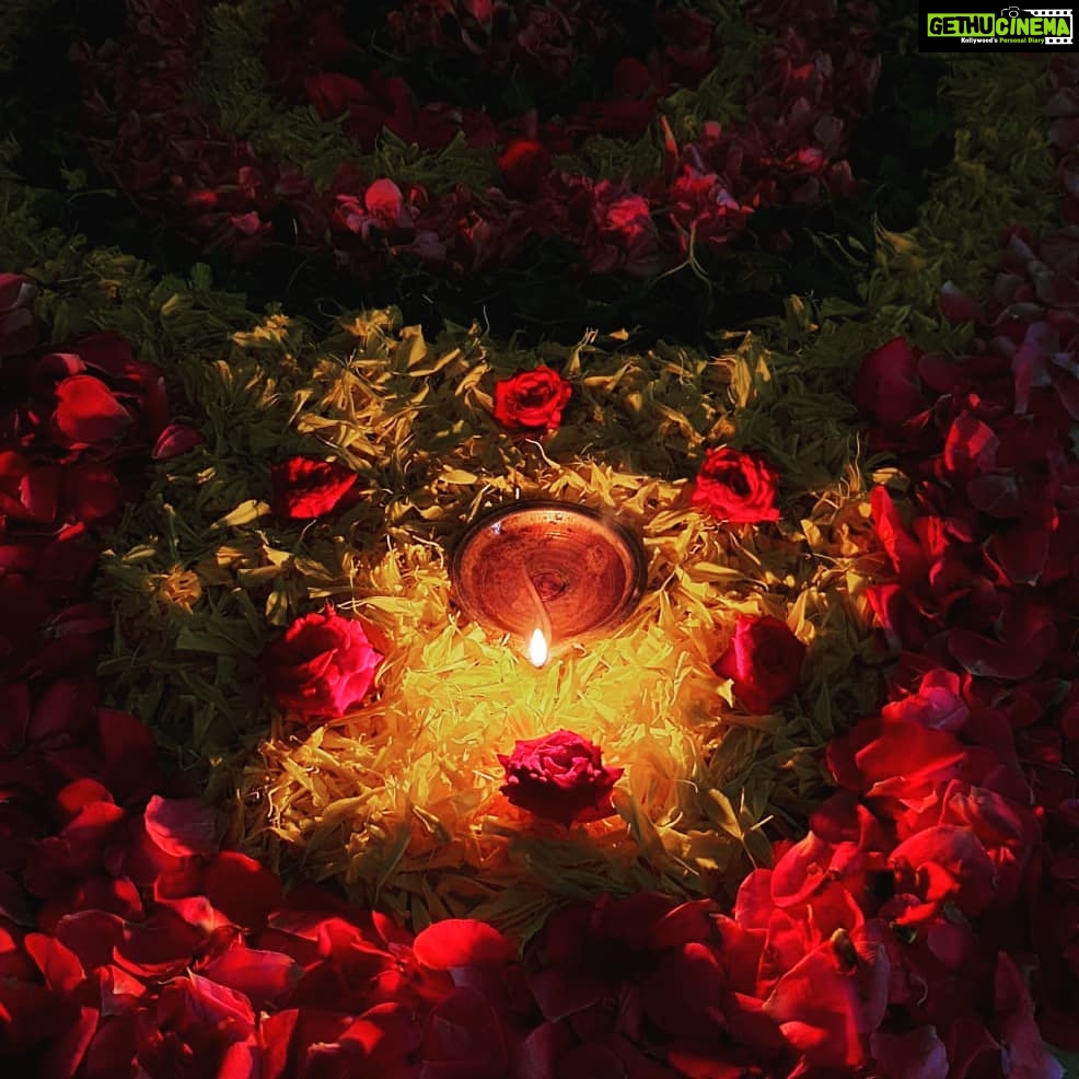 Chandra Lakshman Instagram - HRUDAYAM NIRANJA PRARTHANAYUM ONASHAMSAKALUM💝 #moongirl #onam2020 #onamfromhome