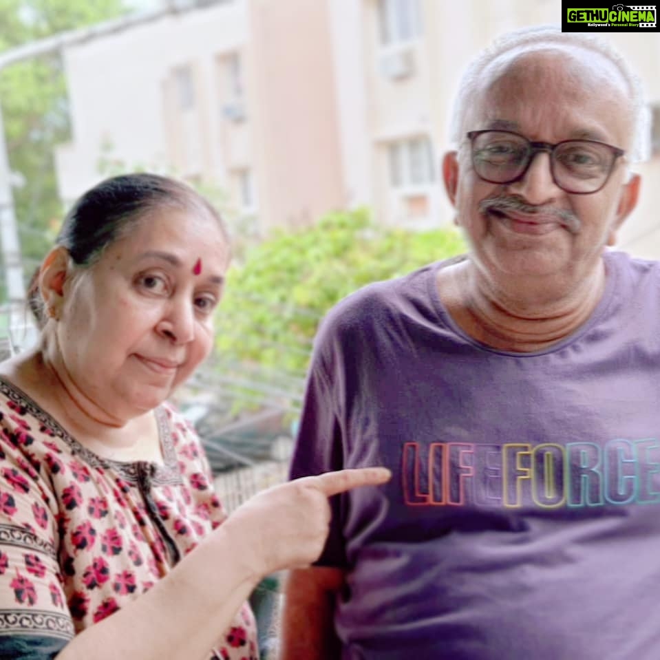 Chandra Lakshman Instagram - 🧿True!!!My life force,my best buddies and my greatest strength are my Ma and Pa..🥰🥰🥰😘🧿 @lakshmanmalathy 🥰 #moongirl #blessed #bestparentsever #bestfriends Chennai, India