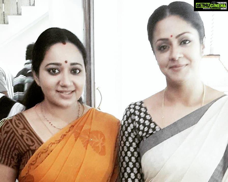 Chandra Lakshman Instagram - #ponmagalvanthaal was a great watch.. Loved the characters,the twists and the subtle narration..I am so glad Jyothika takes up such responsible subjects and also portrays the characters so well..π And this is a #throwback pic when i met @jyothikah during the shoot of #36vayadhinile @rosshanandrrews . . . #moongirl #favouriteactress #jyothika #tamilfilm #pasamalar #serial #shoot #actor #tamilactress #malayalamactress #teluguactress #films #television Chennai, India