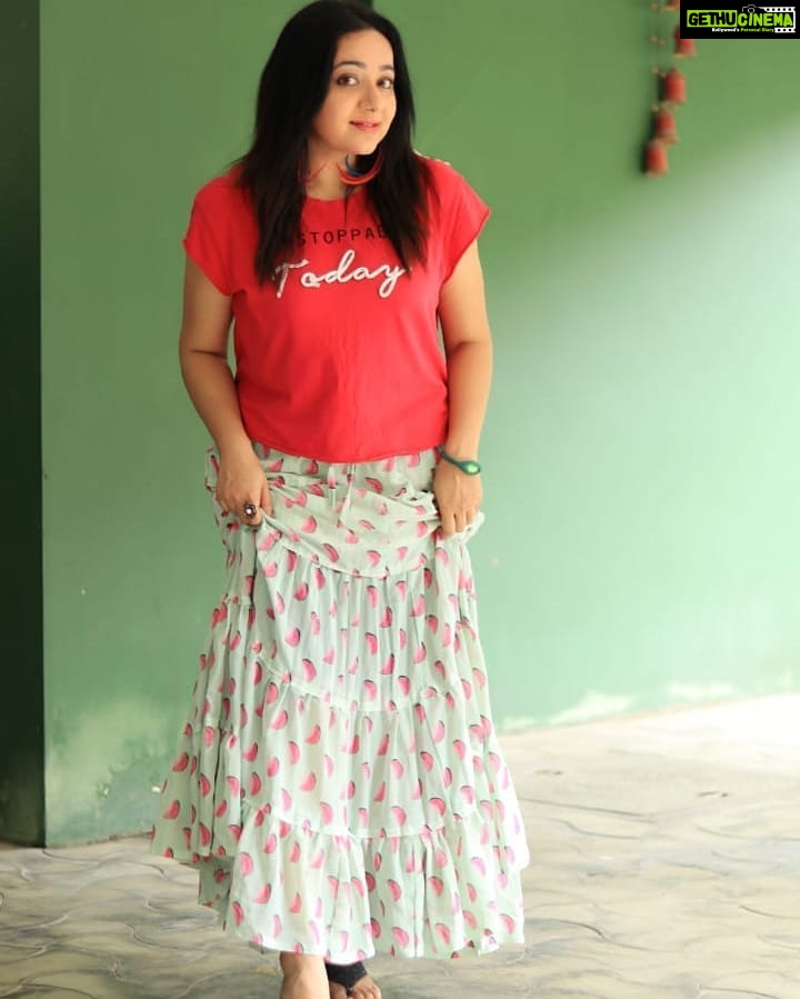 Chandra Lakshman Instagram - Tip toeing into normalcy, are we?! But beware, stay safe and stay responsible 💖 #moongirl #staysafe #maskon😷 #stayclean #wearetogetherinthis #becautious #beresponsible #weshallovercome #actor #tamilactress #malayalamactress #teluguactress #films #television Chennai, India
