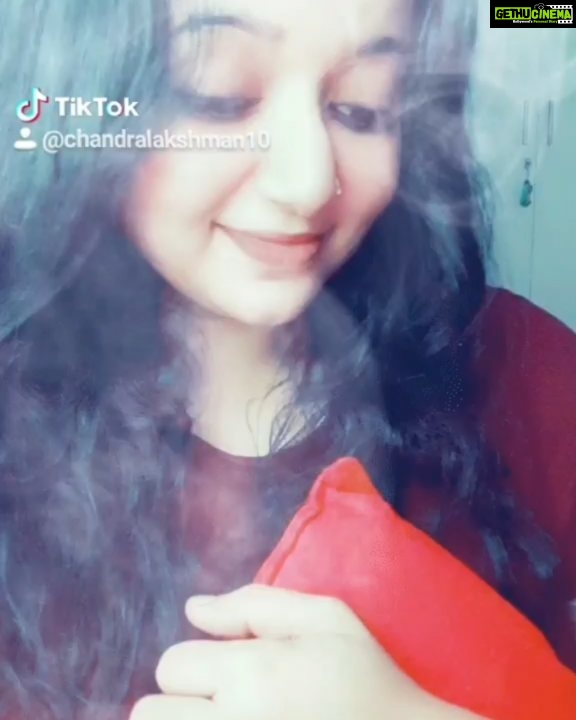 Chandra Lakshman Instagram - The evergreen song from #kadalikkaneramillai and all beautiful memories attached to it is something i truely cherish..even after 10 years..😊 Its still fresh with my audience,its all still fresh in my mind..Blessed! 🧿 . . . . #moongirl #kadalikkaneramillai #tamilserial #favouritesong #tiktokindia #actor #tamilactress #malayalamactress #teluguactress #films #television #gratitude