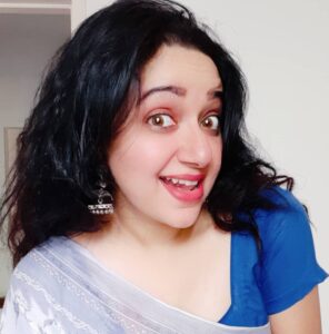 Chandra Lakshman Instagram - Just enjoy where you are now! 🎶💖 #moongirl #actor #sareelove #cottonsaree #favouriteattire #silverjewelry #wavyhair #summertime #goodthoughts #bepositive #stayhome #staysafe #tamilactress #malayalamactress #teluguactress #films #television #