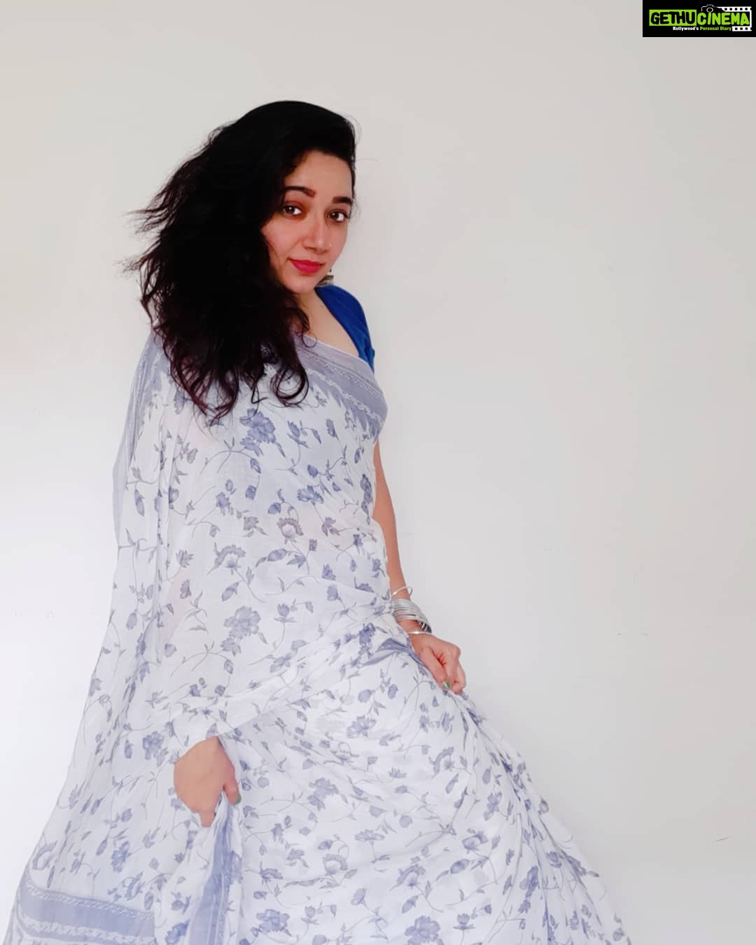 Chandra Lakshman Instagram - Good Times in mind and Cotton Sarees on me🌻 #moongirl #selflove #saree #cottonsaree #favouriteattire #silverjewelry #wavyhair #summertime #goodthoughts #bepositive #stayhome #staysafe Chennai, India
