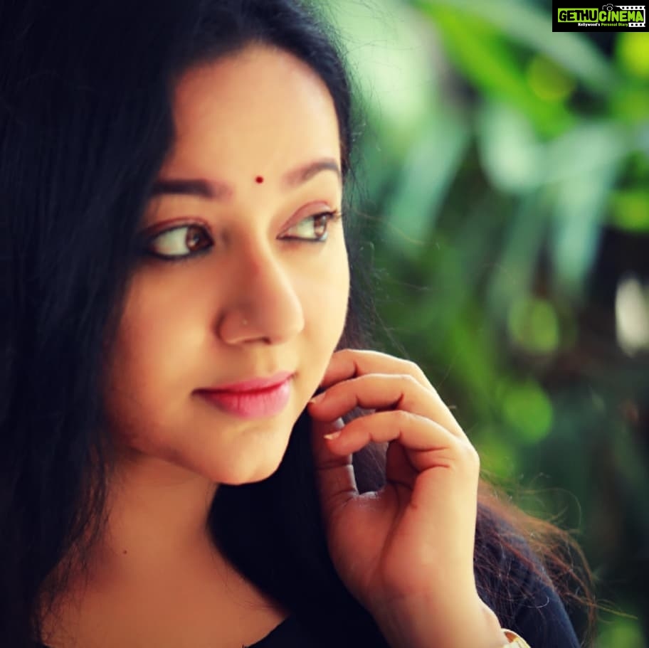 Chandra Lakshman Instagram - Looking beyond circumstances and making it a practice shall bring in hope, love and energy to be ready for a more beautiful tomorrow.. More power and love to ya'all.. 💖 #moongirl #❤️ #love #shareasmile #bepositive #stayhome #staysafe #wearetogetherinthis #stayhealthy #goodvibes #bekind #cantwaittogetbacktowork #actor #tamilactress #malayalamactress #teluguactress #films #television Chennai, India