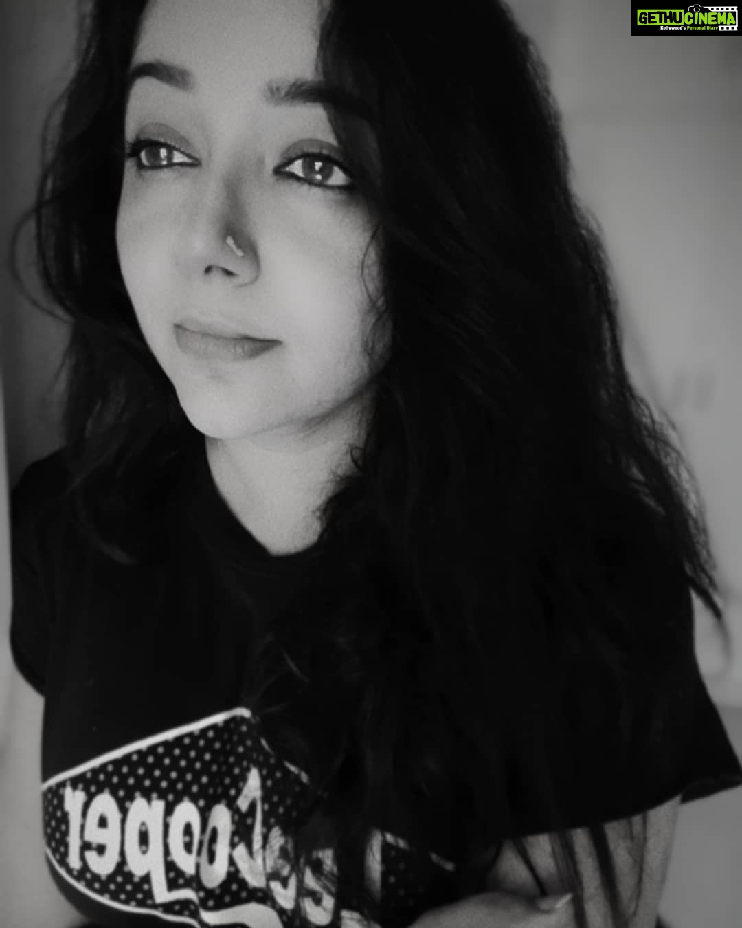 Chandra Lakshman Instagram - 🔘Am an old soul with a vintage heart living in a contemporary world🔘 #moongirl #thoughts #soulsearching #itsbeautiful #within #actor #tamilactress #malayalamactress #teluguactress #films #television #blackandwhite #photography #potd Chennai, India