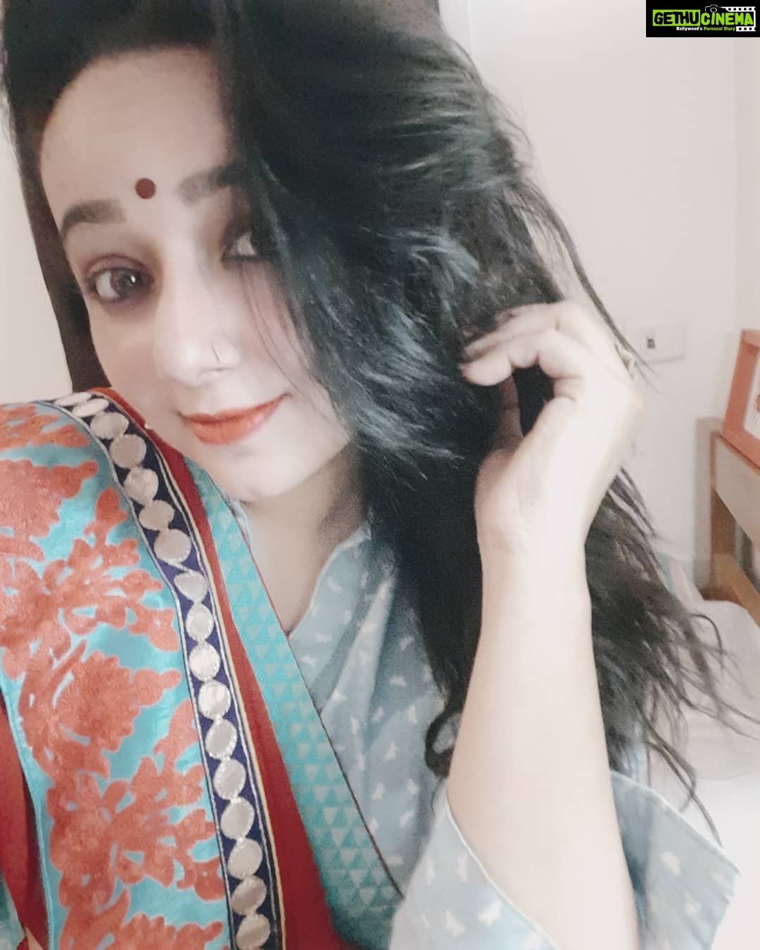 Chandra Lakshman Instagram - Ok done! π #moongirl #selflove #spreadlove #positivity #goodthoughts #stayhappy #smile #abundance #actor #tamilactress #malayalamactress #teluguactress #films #television #redlipstick #favouritecolour #instaselfie Chennai, India