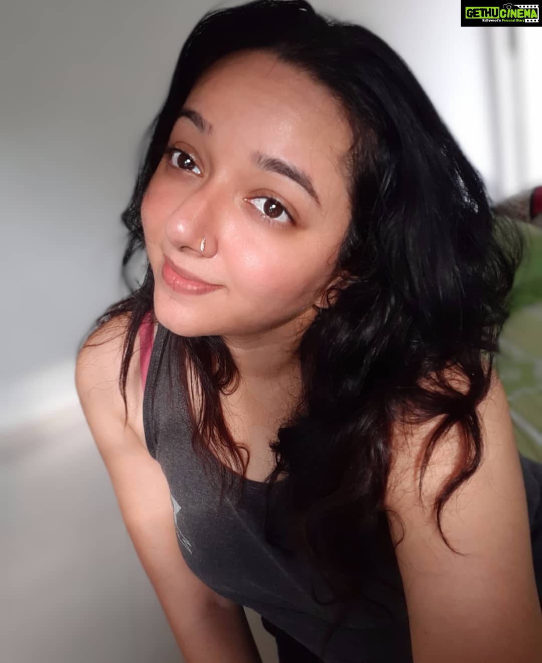Chandra Lakshman Instagram - When its all so beautiful out there our souls are gonna be no different..☘️ To all the lovely people reading this.. Its all abundant there, its all healing there, its all ready for us.. We just gotta call it to us for which we need to be greatful and happy😀🎊 Receive it.. Manifest it.. Make ur's and other's life awesome 💖 Have a wonderful day peeps.. And STAY HOME🏡 #moongirl #itsagoodday #stayhappy #smile #abundance #selflove #spreadlove #positivity #goodthoughts #goodactions #stayhome #socialdistancing #needofthehour #inspire #love #actor #nomakeup #homie #stayactive Chennai, India
