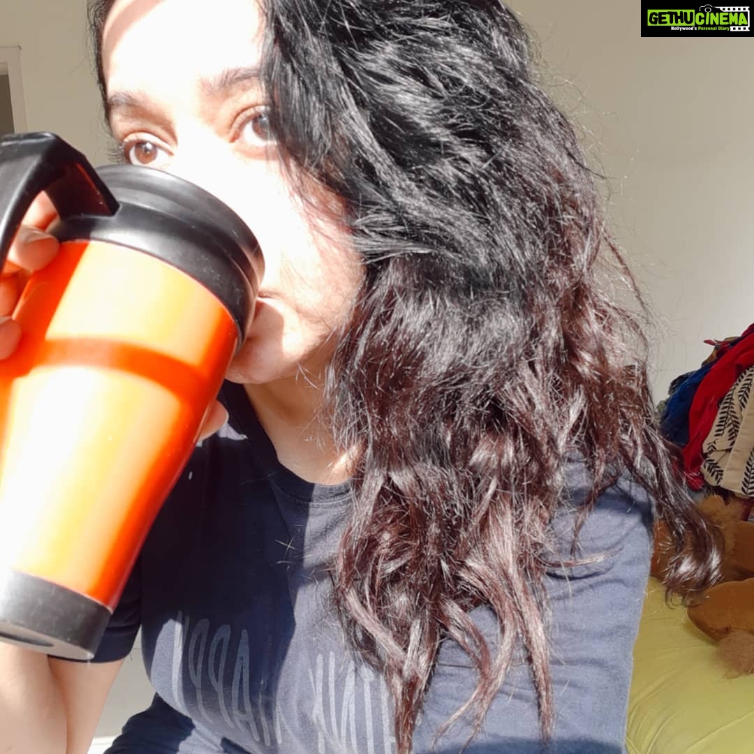 Chandra Lakshman Instagram - G͛O͛O͛O͛O͛O͛O͛D͛ M͛O͛R͛N͛I͛N͛G͛ F͛O͛L͛K͛S͛!! 🤗💝 REMEMBER! 🔆Sunlight heals-Stand in the early mrng sun for sometime..it heals our body,keeps our skin healthy and develops immunity and ofcourse gives u enough Vitamin D. 🍵Drink lots of water and include atleast 3 mugs of green tea in ur daily intake of liquids.Have hot liquids.It prevents any viral infections. 🚶♀️🚶♂️Keep yourself active the entire day so that you are disciplined,mentally and physically fit and healthy and most importantly happy..Exercise releases those happy hormones,u know! 💝And most importantly understand that its not just you but the whole world thats going through all this..So #staycalm #stayindoors #staypositive.. What you keep thinking is what you get-The law of attraction says so..♾️Lets think about the good times and all that we can do in the future..DREAM! It gets true,trust me🔮❤️ Say a lil' prayer for all of us🙏 #moongirl #selflove #fightagainstcovid19 #staypositive #stayhome #socialdistancing #needofthehour #inspire #love Chennai, India