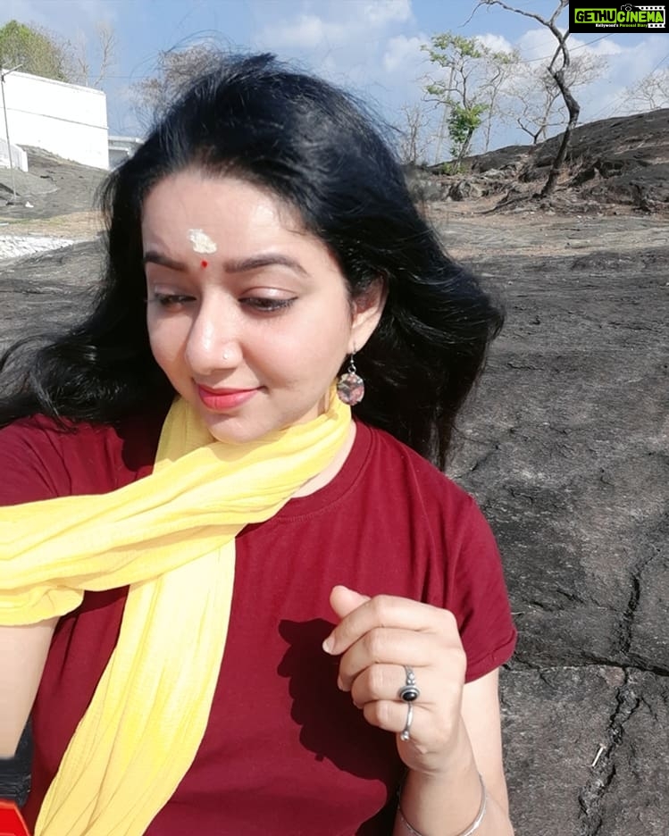 Chandra Lakshman Instagram - Okay, sunkissed is not the word..adukkum mela!! 😁 #moongirl #allchanceoftanning #kerala #filmshooting #offday #exploring #thodupuzha #itssuperhothere Thodupuzha, India